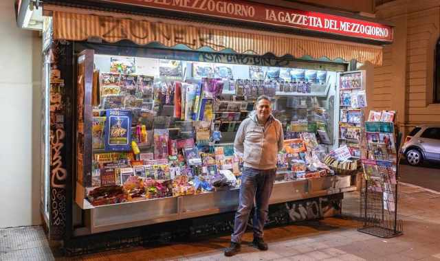 Bari, un profilo social contro la crisi:  la storia di Ciro e della sua "Edicola del ponte"